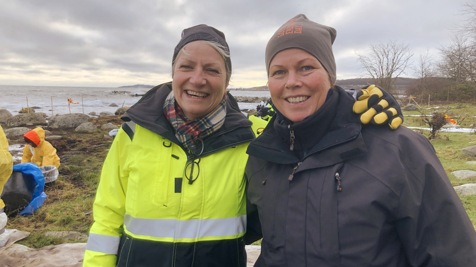 Ingrid Håstad och Sara Stenbeck från saneringsledningen i naturreservatet Spraglehall.