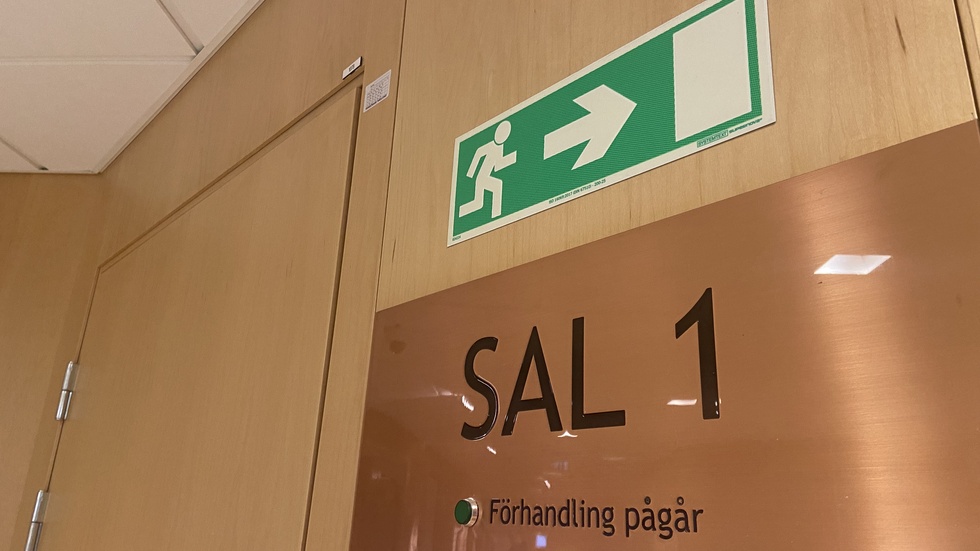 Mordrättegången hålls i Nyköpings tingsrätt. 