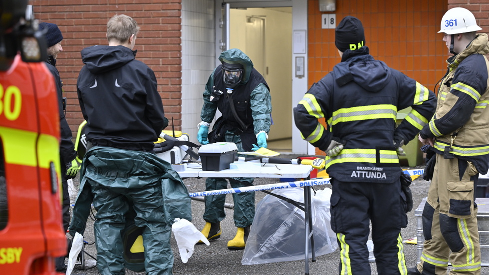 Flerfamiljshuset spärrades av, men det visade sig inte vara någon fara.