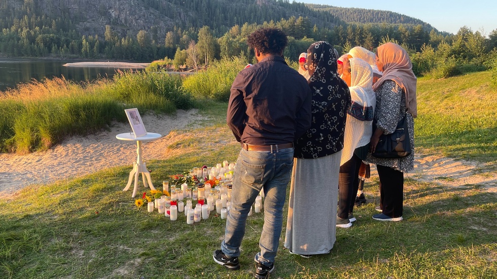 I slutet av ceremonin samlades de närmaste vännerna vid ljusen.