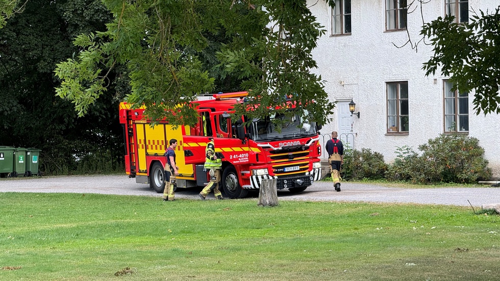 Räddningstjänsten framme för att kontrollera ledningen i vattnet.