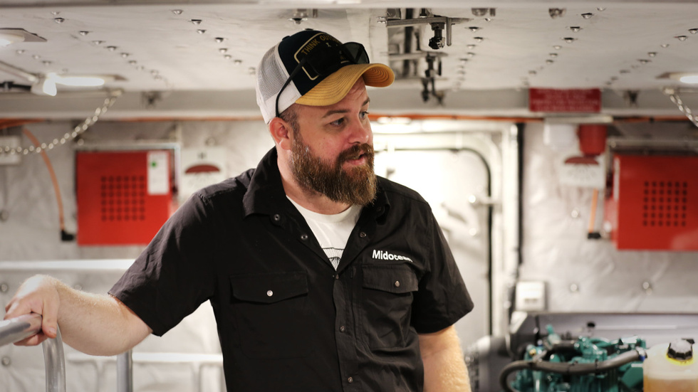 Joacim Höög, operativ chef på Midocean som äger Fårösunds marina, trivs bäst i motorrummet.