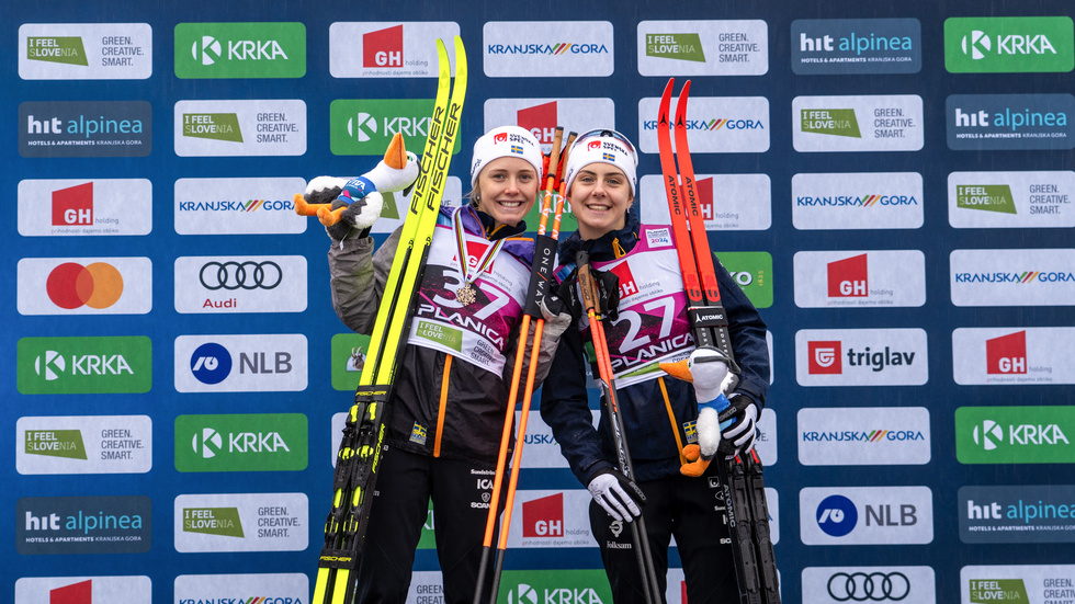 Elin Henriksson, med nummer 27 till höger, var med och vann brons på mixedstafetten i U23-VM.