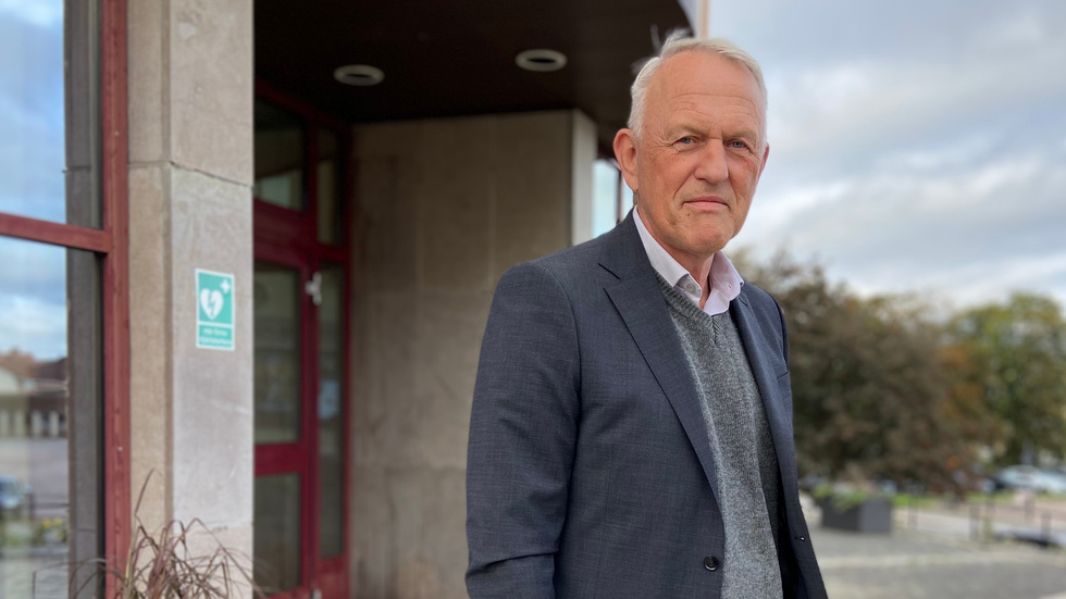 Lars Larsson, Lokalpartiet, svarar Jacob Högfeldt (M).