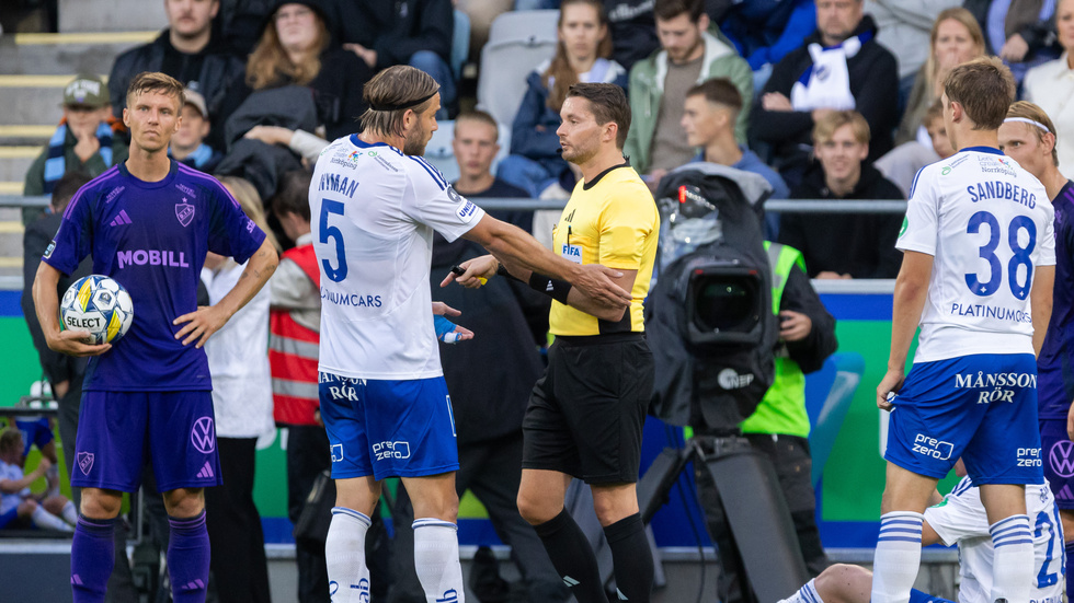 Christoffer Nyman i samspråk med domaren Joakim Östling.