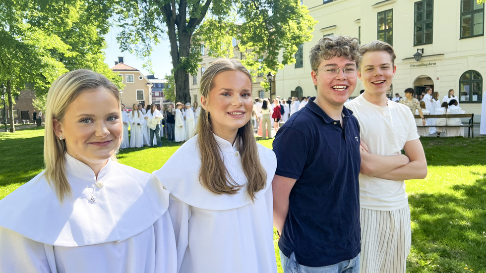 Från vänster: konfirmanderna Tindra och Felicia samt konfaledarna Jakob och Sebastian.