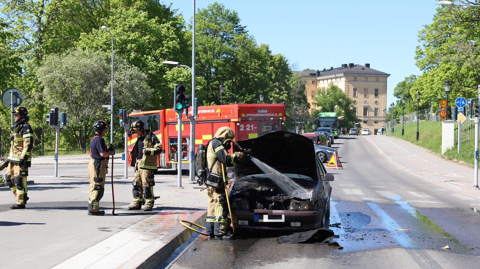 En personbil började brinna vid Dag Hammarskjölds väg i Uppsala på tisdagseftermiddagen.