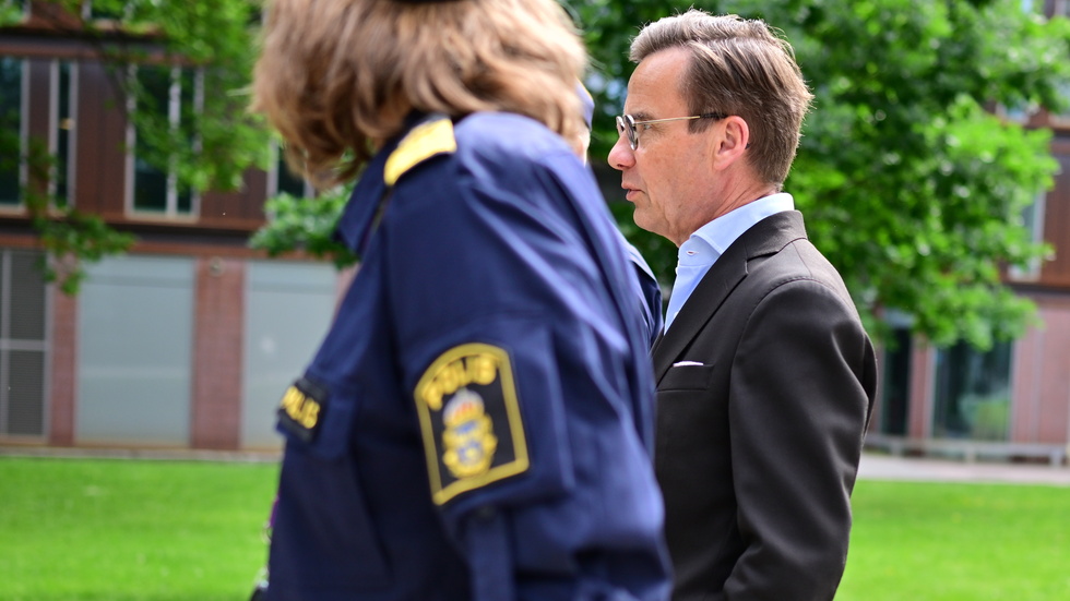 Statsminister Ulf Kristersson besöker polisen i Göteborg och träffar de medarbetare