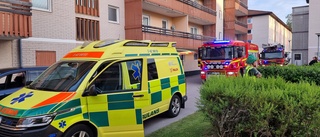 Brand i flerfamiljshus – en person förd till sjukhus