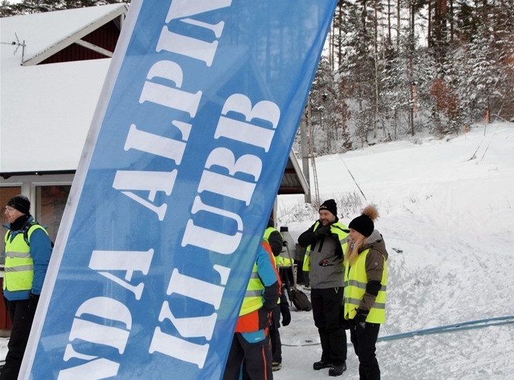 Funktionärerna är berädda att inta sina platser inför slalomtävlingen. Foto: Morgan Karlsson.