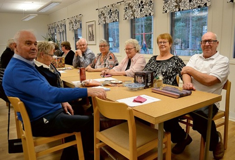 Auktionsbesökarna trivdes runt fikabordet. Närmast kameran Birger Karlsson, Majli Karlsson, Ulla-Britt Lundberg, Lillian Sparr och Karl-Viktor Agenfelt.