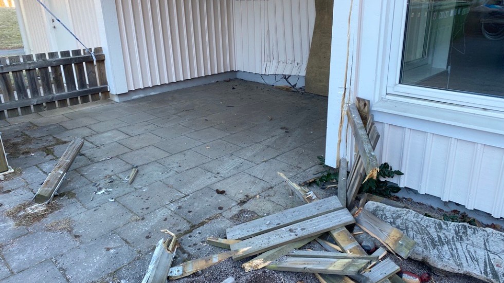 I utrymmet utanför förskolan brukar det ibland stå barnvagnar med sovande barn.