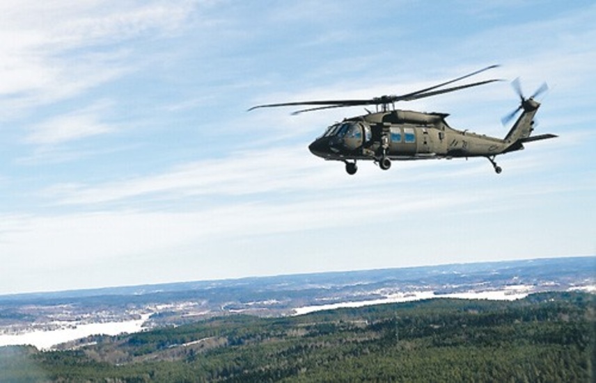 Black Hawk flygandes över typiskt svenskt landskap utanför Linköping. Foto: Tommy Pettersson