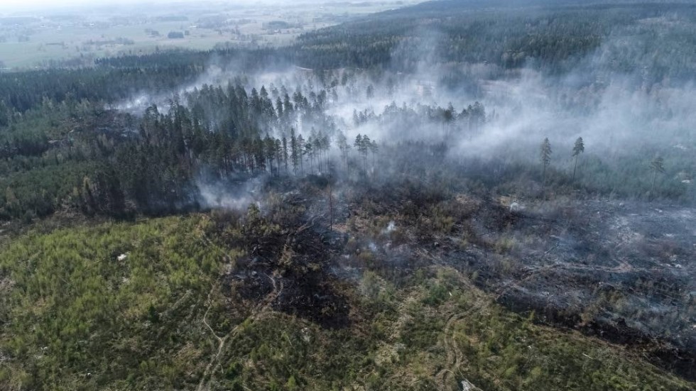 Räddningstjänsten fortsätter jobba med glödbränder.