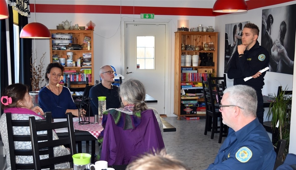 Brandmästare Erik Lewenhaupt informerar företag om bristen på deltidsbrandmän i Mariannelund vid en näringslivslunch. I dag är man nere på en kritisk nivå. Foto: Ivonne Svahn