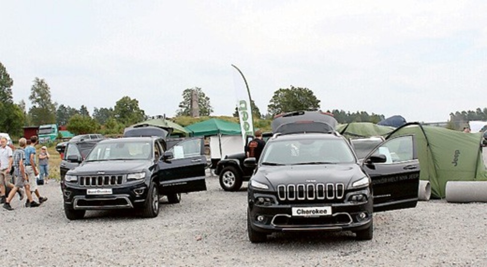 Flera företag var på plats för att visa upp olika redskap och bilmodeller. Här är två Jeep Cherokee.