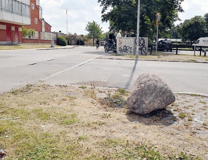 Här har en av de skottskadade männen legat. Det vittnar blodfläcken på asfalten om.