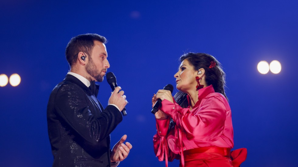 Måns Zelmerlöw och Carola Häggkvist är två Mello-giganter och det smittade av showen, som innehöll både roligt manus och tonartshöjdningar.