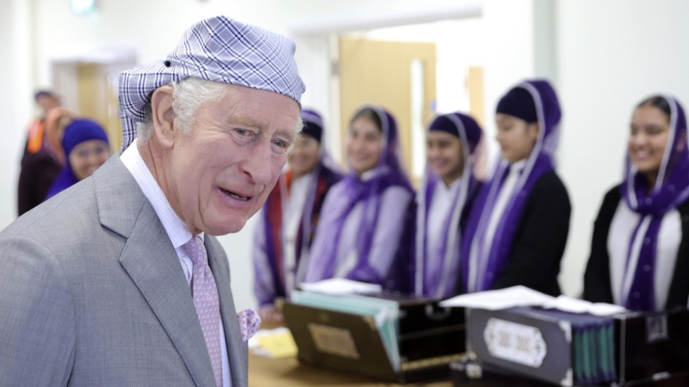 Storbritanniens kung Charles på besök i sikhiskt gudshus i staden Luton norr om London. I samband med Lutonbesöket blev kungen utsatt för äggkastning.