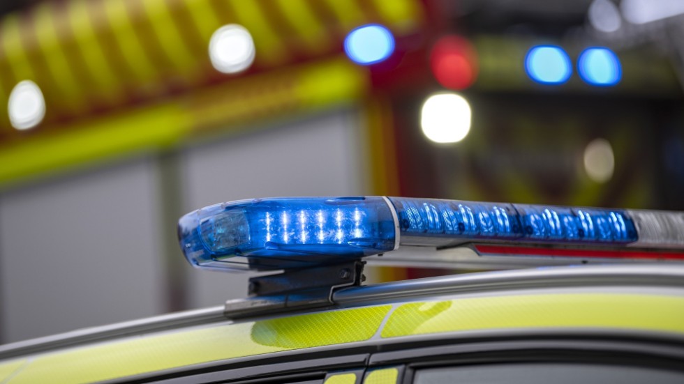 Räddningstjänsten bekämpar en brand i Jordbro. Arkivbild.