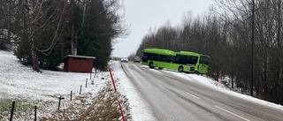 Buss hamnade på sniskan – blockerade del av länsvägen