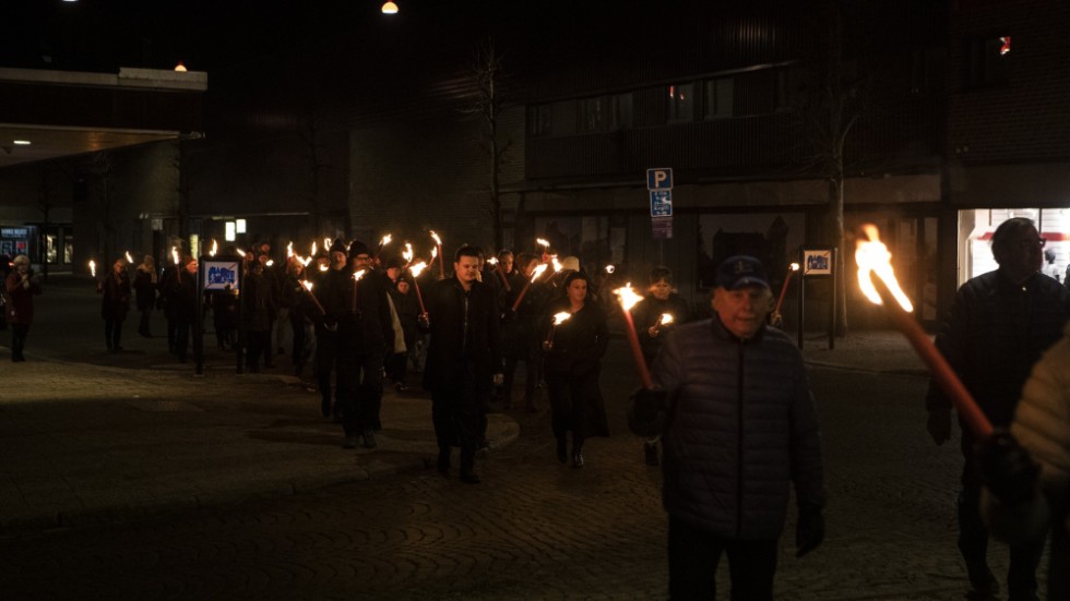 Arkivbild från Förintelsens minnesdag den 27 januari 2023. Personer gick genom Motala med facklor för att minnas de hemskheter som skedde under nazistregimen och andra världskriget i Tyskland.