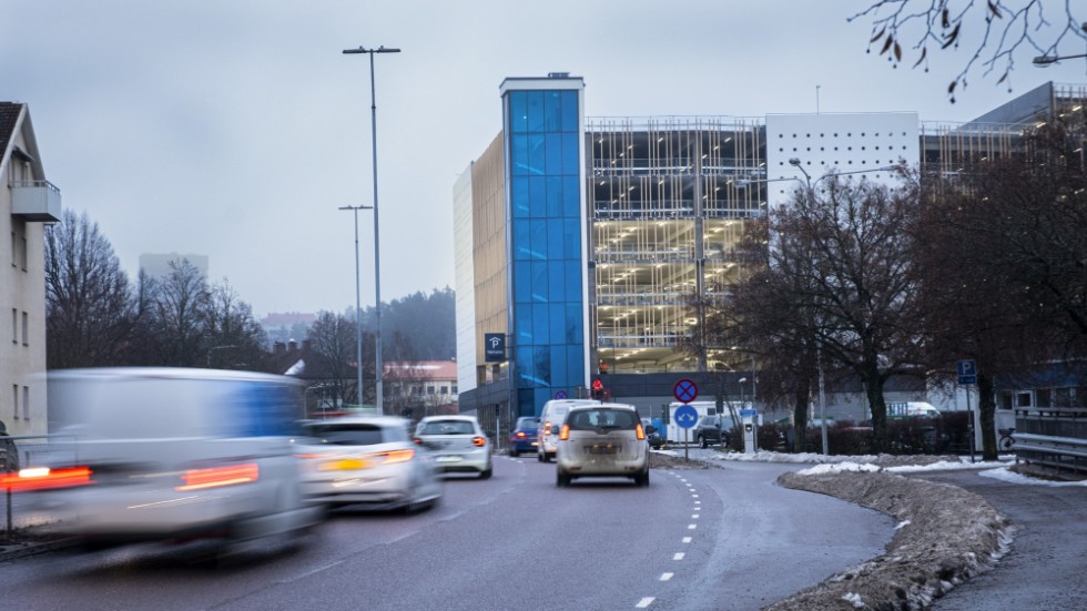 "Ett P-hus är ju egentligen bara en markparkering på höjden. Det som kan ge lite arkitektur är ju det man har råd att hänga på utsidan", säger arkitekt Bengt Winell.