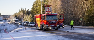 Långtradare körde på grävmaskin: ✓En till sjukhus ✓Föraren utreds för vårdslöshet ✓"Marigt med lastbilar i halka"