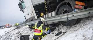 Flera lastbilsolyckor på E4: "Vikt ihop sig som en fällkniv" ✓Vägräcke nedkört ✓Köer i trafiken