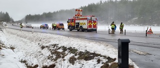 Bil körde in i mitträcket på E22