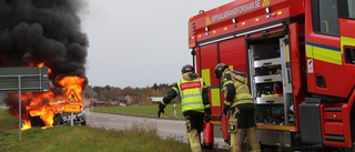 Kraftig bilbrand – räddningstjänsten väntar ut