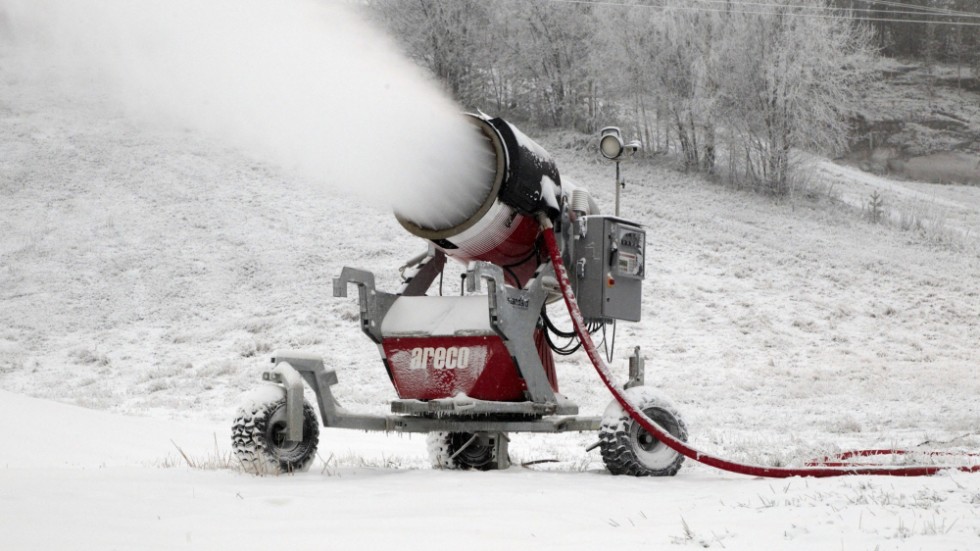 Snökanonerna är känsliga i kylan och några mängder natursnö har lyst med sin frånvaro under den hittills varma vintern.