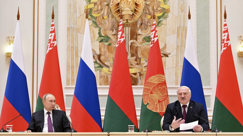 Moskva kontrollerar Minsk, men inte fullt ut. Därför åker Vladimir Putin till diktatorkollegan Aleksandr Lukasjenko och försöker justera kedjorna på sin marionett.