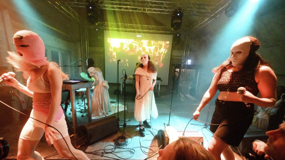 Pussy Riot vid en spelning i Tysklands huvudstad Berlin i maj. Arkivbild.