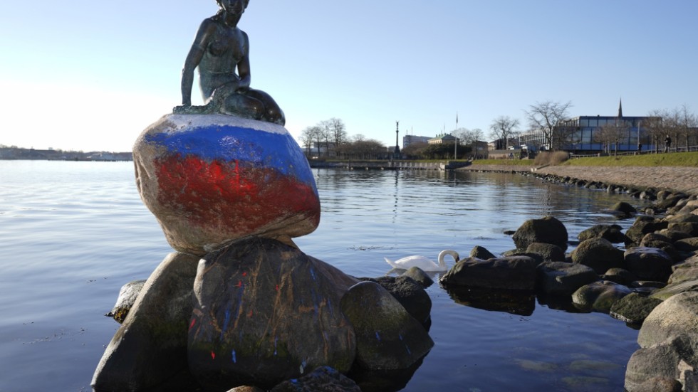 Den ryska flaggan har målats på "Den Lille Havfrue".
