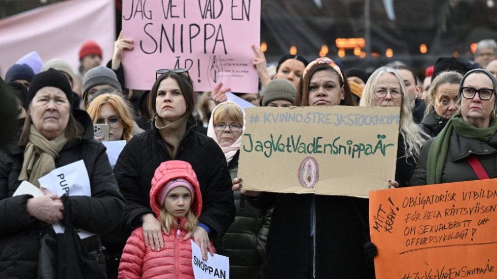 Manifestationen "Vi vet vad en snippa är" på Medborgarplatsen i Stockholm protesterar mot den uppmärksammade friande hovrättsdomen mot en man som i tingsrätten fälldes för våldtäkt mot en tioårig flicka.  