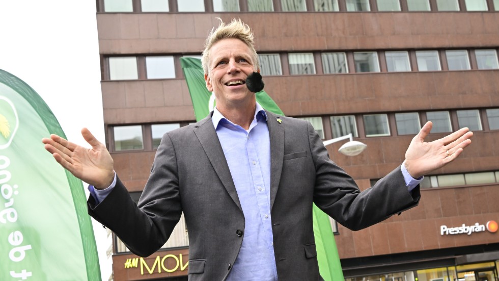 Miljöpartiets språkrör Per Bolund talade dagen innan valet på Soltorget vid Sergels torg i Stockholm.