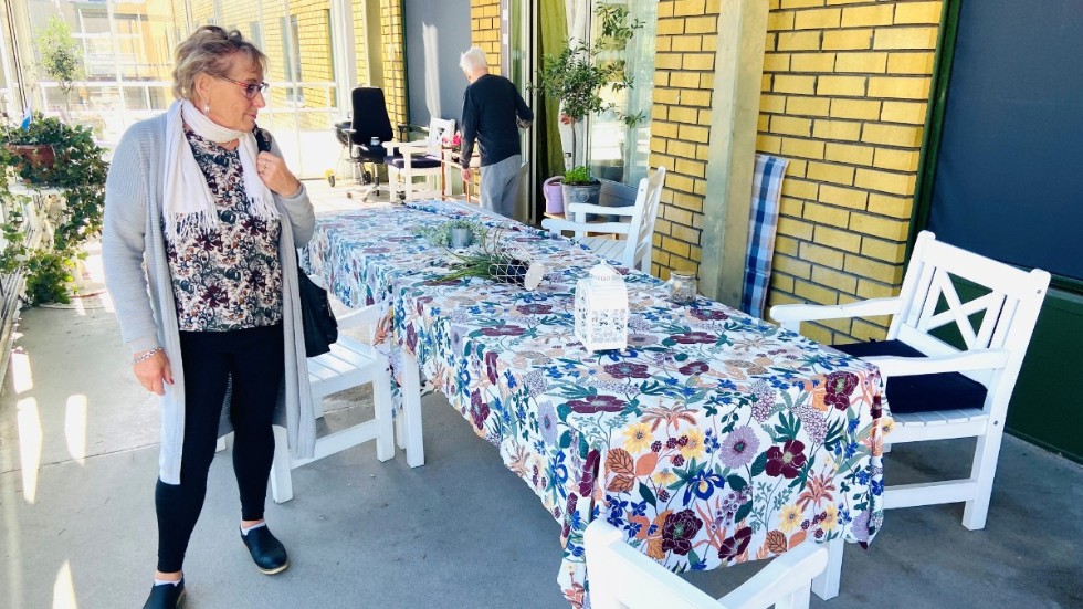 "Sommaren var lång och varm och balkongen hade varit en stor tillgång för de boende. Där kunde de ha ägnat mycket tid, både ätit och umgåtts, i stället för att bara sitta inomhus." Soili Pesonen är en av flera anhöriga som sörjer bristen på engagemang för de finsktalande dementa på Spångagården.