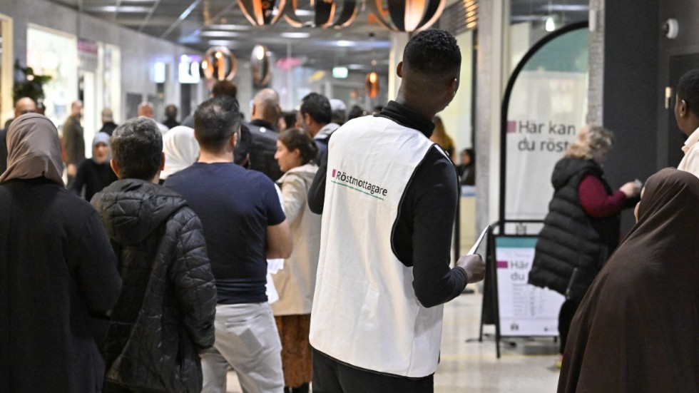 Köerna har ringlat långa vid förtidsröstningslokaler under lördagen. Här i stadsdelen Rosengård i Malmö.