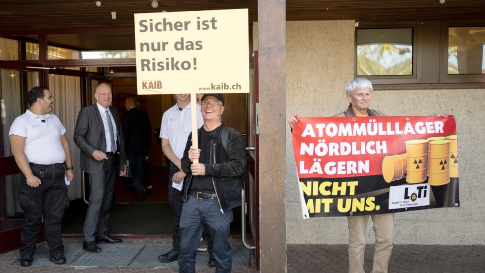 Demonstranter har redan tryckt upp sina första plakat inför fortsatta beslut om slutförvaring. Bild från Stadel i Schweiz på måndagen.