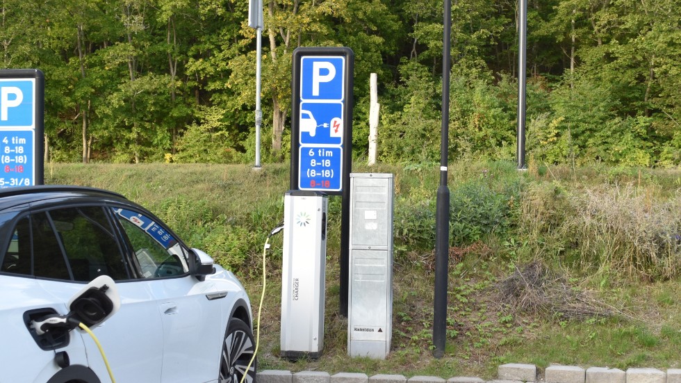 I Söderköping är det begränsad tid för laddning, men hittills gratis, vilket nu snart ändras. Här kanalparkeringen.