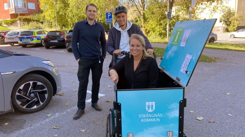 Kollektivtrafiksamordnaren Mattias Lindgren, Patricia Wallén och Andreas Henriksson från Strängnäs kommun är engagerade i söndagens händelser på Västervikstorget med både trafik och hälsa i fokus.
