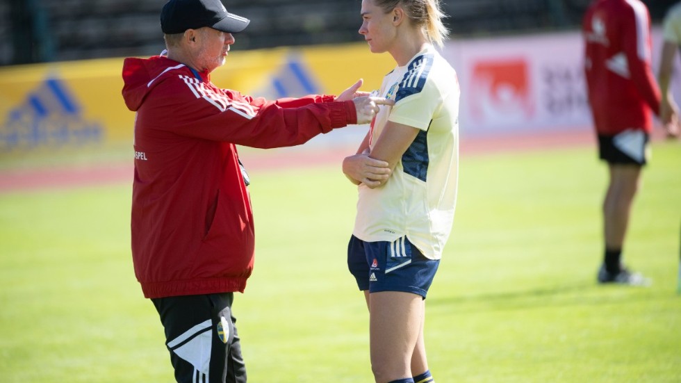 Förbundskapten Peter Gerhardsson och Barcelonas Fridolina Rolfö under en av förra veckans landslagsträningar i Visby inför tisdagens VM-kvalmatch borta mot Finland.