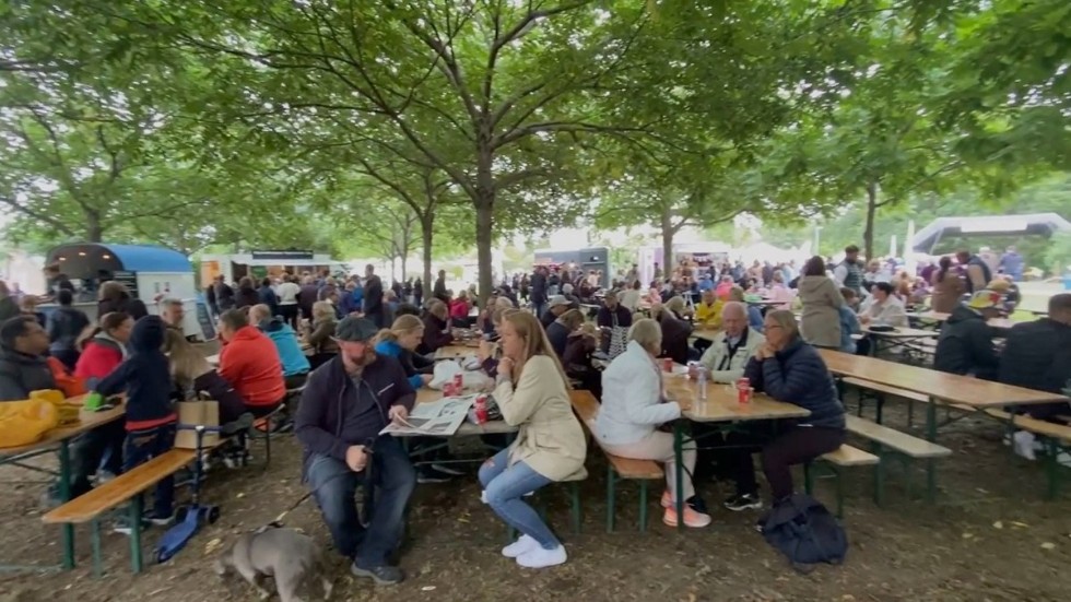 Fullt med folk inne i food court-området vid Åpromenaden.
