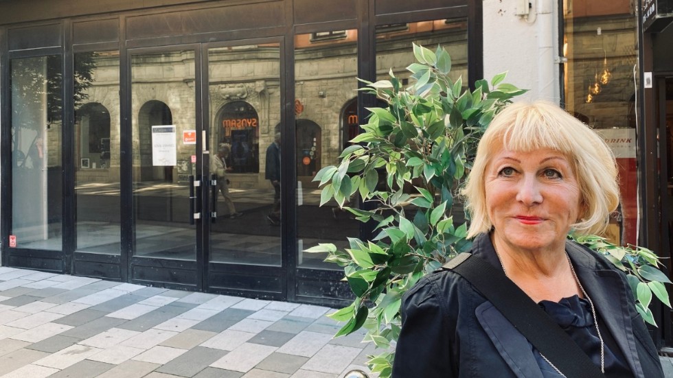 Solveig Lundström, ordförande för Röda korset i Eskilstuna, står framför den butikslokal på gågatan som hon hoppas ska förvandlas till mötesplats för ukrainska flyktingar.