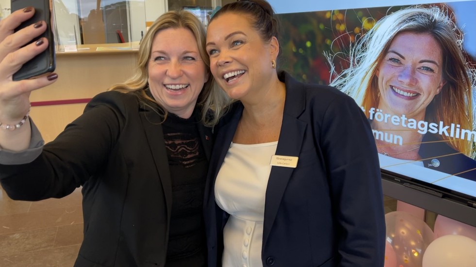 Strängnäs kommun klättrar 24 platser i rankningen lokalt företagsklimat 2022. Klart värt en glad selfie, tycker Emma Hjelm, näringslivschef, och Sofia Carlzon, ordförande i Företagarna i Strängnäs-Mariefred. 
