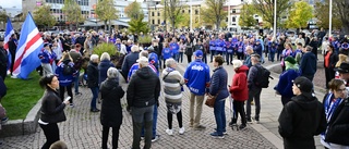 Tusentals hedrade mördad supporter: "Djup sorg"