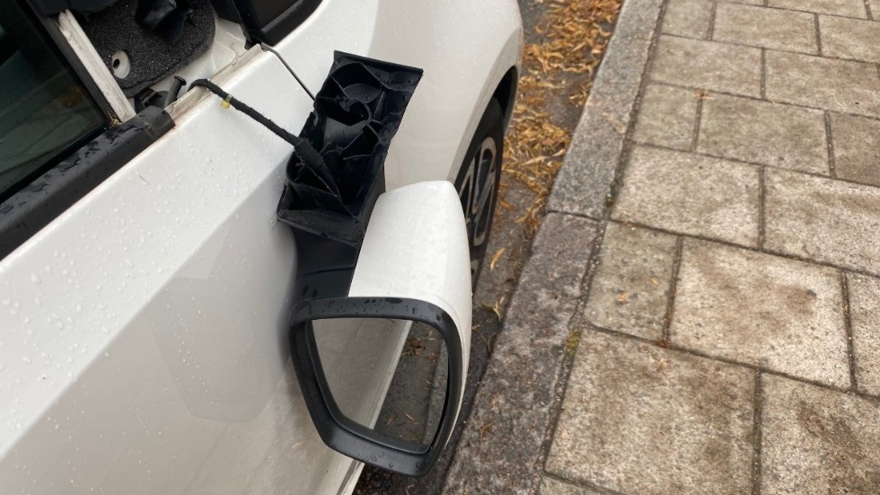 Syner likt denna mötte minst åtta bilägare i södra Västervik i helgen. Natten mot lördag har en eller flera ännu okända gärningspersoner gått till attack mot just backspeglar. Arkivbild.