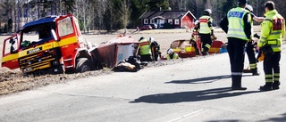 Hjälm och bilbälte räddade brandmännens liv