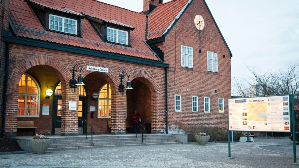 Mannen stämde träff med flickan vid tågstationen i Nyköping. Där begick han sedan ett sexuellt övergrepp mot henne i en bil.